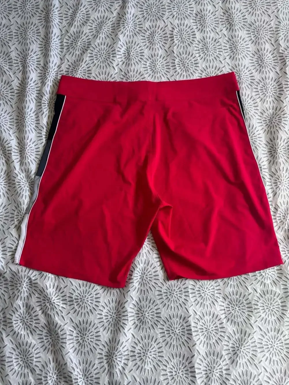 Oakley Men's Regular Fit Boardshorts in Red with Colorblock Detailing Men’s 40